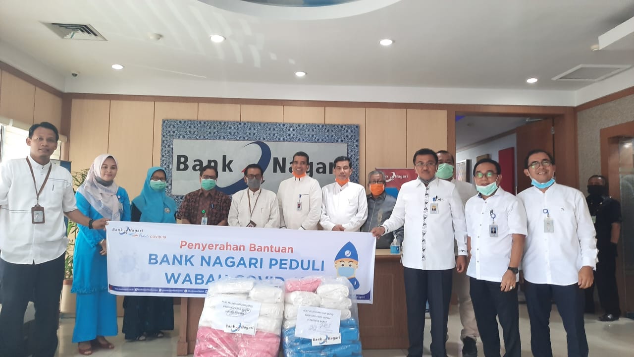 Bank Nagari Sumatera Barat serahkan bantuan 200 stel APD lengkap kepada RSUP Dr. M. Djamil Padang, Jumat (3/4).